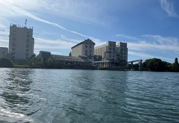 silos Valfrance à Vaux le Pénil et quai de chargement de barges