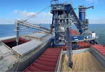 Une barge flottante pour permettre un meilleur chargement / déchargement des grains sur le Rio Parana en Argentine