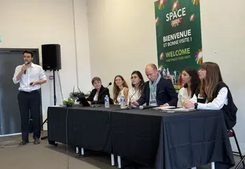 Photo de la tribune lors de conférence que l'association Duralim a tenu une conférence au Space 2025 sur la décarbonation des filières élevages.
