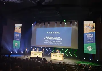 Photo de la scène avec des intervenants sur la scène lors de l'assemblée générale d'Axéréal 2025 le 9 décembre à Orléans