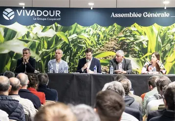 Tribune avec dirigeants du groupe coopératif Vivadour lors de l'assemblée générale 2025.