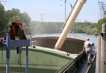 Photo d'un chargement de blé sur une péniche sur la Seine