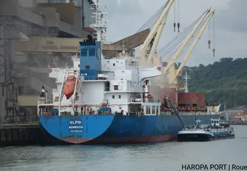 Le ELPIS venu charger 30000 tonnes d'orge fourragere a destination du Mexique sur la presqu'ile Elie.