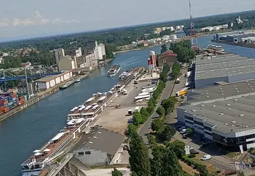 Le Rhin canalisé dans la zone industrielle de Strasbourg et en période de pleines eaux. 