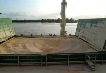 <em class="placeholder">Fin de chargement de 15 000 t. de maïs sur le cargo Portugais le ROS. Cale avant fermeture. Bateau accosté devant le quai des silos InVivo, au port de Bassens sur la ...</em>