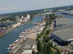 Le Rhin canalisé dans la zone industrielle de Strasbourg et en période de pleines eaux. 