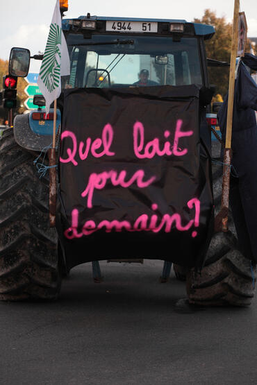 Manifestation des agriculteurs du syndicat FNSEA de la région Champagne Ardenne devant la préfecture de Châlons-en-Champagne, contre les tâches administratives et les ...