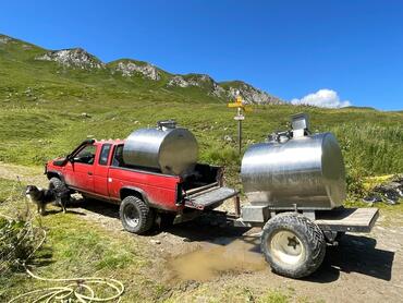 transport de deux tanks à lait en pick-up de l'alpage vers le point de collecte