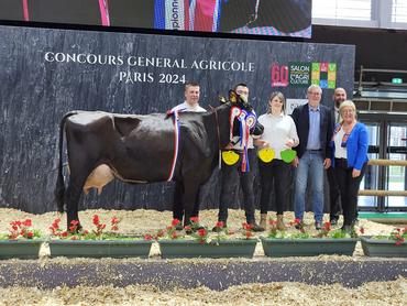 Piscine, grande championne et championne jeune 