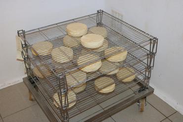 La Ferme Lorne fabrique 2 500 fromages par an.