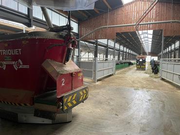Deux robots d'alimentation électriques à la ferme du trèfle.