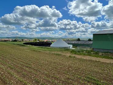 bâtiment d'élevage à proximité d'un lotissement