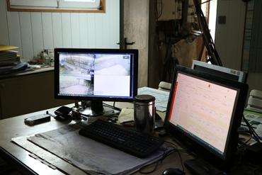Dans le bureau, un écran permet de suivre les données de production collectées par le robot, l’autre de surveiller l’exploitation à l’aide des caméras infrarouges. ...