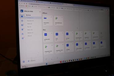 Une interface gère l’ensemble des objets connectés, dont les ampoules du bâtiment et de l'éclairage extérieur qui peuvent être allumées à distance, depuis le ...