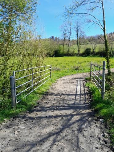 <em class="placeholder">Les éleveurs ont créé 3 km de chemins empierrés.</em>