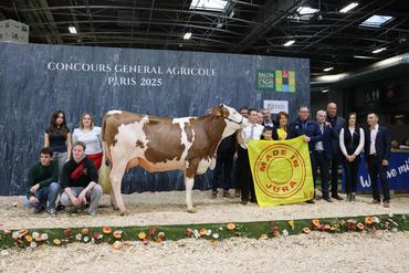 Le prix de championne jeune a été remis par la ministre Annie Genevard à Titanium du Gaec Blondet (39).