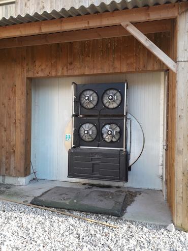<em class="placeholder">Arrière de tank à lait positionné à l&#039;extérieur pour extraire la chaleur issue du refroidissement du lait </em>
