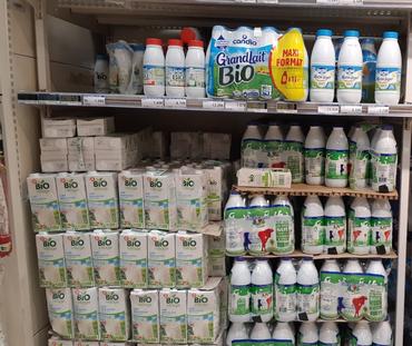 <em class="placeholder">rayon de supermarché de lait de consommation bio</em>