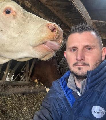<em class="placeholder">Eleveur devant une vache à la table d'alimentation</em>