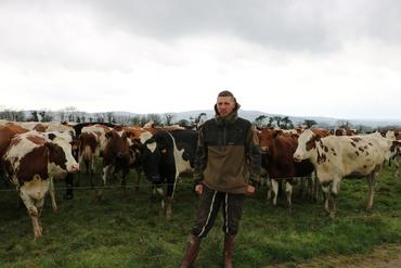 <em class="placeholder">Eleveur devant son troupeau de vaches à l'herbe.</em>