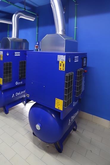 <em class="placeholder">Compresseur DeLaval dans local de robot de traite</em>