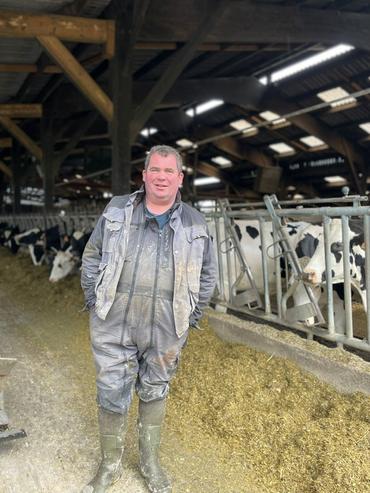 <em class="placeholder">Éleveur devant les cornadis avec ses vaches prim'Holstein</em>