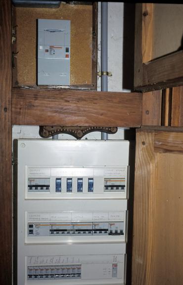 <em class="placeholder">sécurité / installation électrique / le tableau général d'une exploitation avec distribution des circuits entre la maison et les bâtiments</em>
