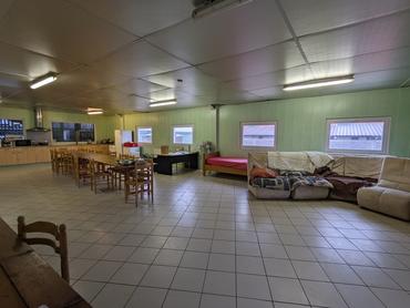 <em class="placeholder">Les éleveurs ont aménagé une grande salle de pause au-dessus de la salle de traite, avec cuisine équipée, canapé, télévision et même un lit d’appoint.</em>