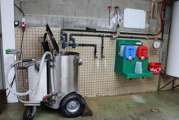 <em class="placeholder">taxi lait rangé dans le local de nettoyage</em>