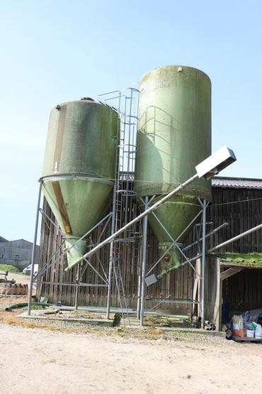 <em class="placeholder">Deux silos-tours pour stocker les concentrés des vaches laitières </em>