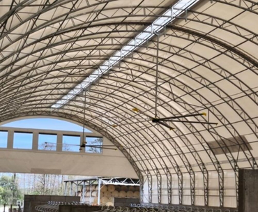 <em class="placeholder">Bâtiment tunnel équipé d'une faîtière Skavska</em>