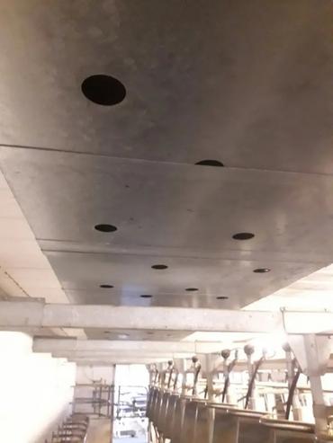 <em class="placeholder">Ouvertures dans le plafond de la salle de traite avec une ventilation.</em>