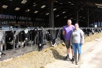 <em class="placeholder">Aurélie et Ludovic Coué apprécient leurs nouvelles conditions de travail suite à  réorganisation du bâtiment en système robot et logettes.</em>