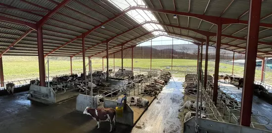 Un bâtiment ouvert sur ses quatre côtés à 500 mètres d'altitude