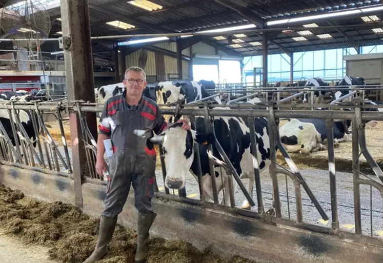 Jean-Philippe Duval alimente 140 vaches laitières en 15 minutes deux fois par jour.
