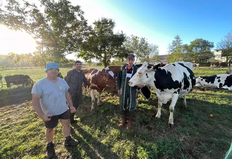 éleveurs devant leurs vaches sur une parcelle pâturée