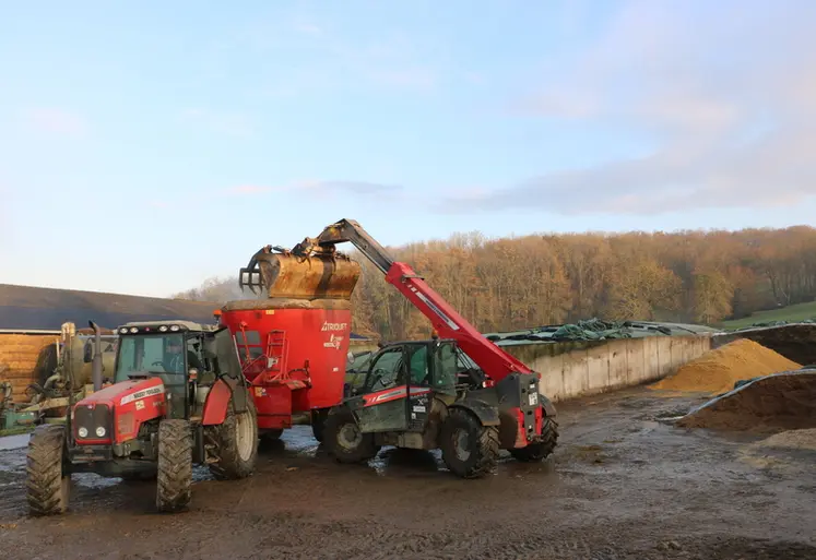 chargement de la mélangeuse avec de l'ensilage d'herbe et des coproduits