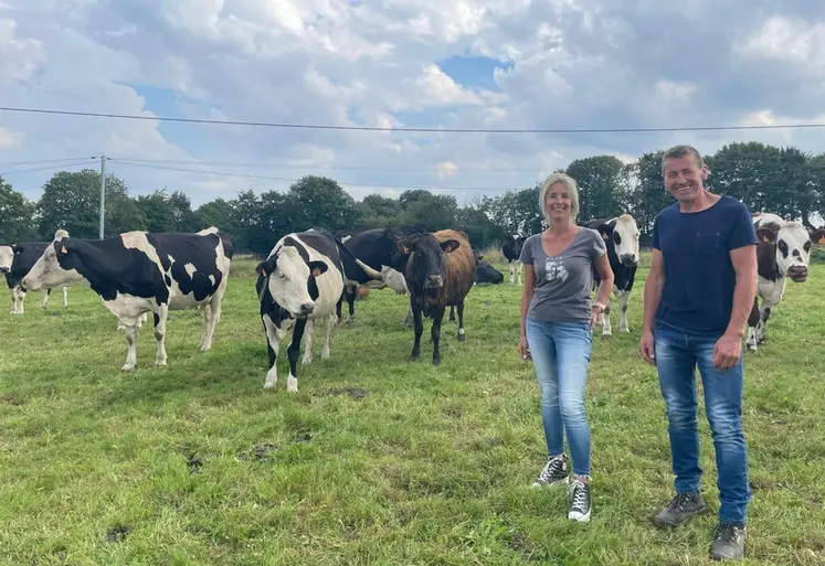 <em class="placeholder">Nathalie et Michel Daguer, éleveurs en Mayenne avec leurs vaches</em>