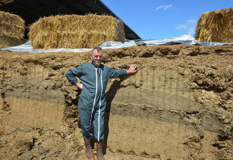 <em class="placeholder">Denis Battaglia, éleveur laitier en Meurthe-et-Moselle, devant son silo de maïs</em>