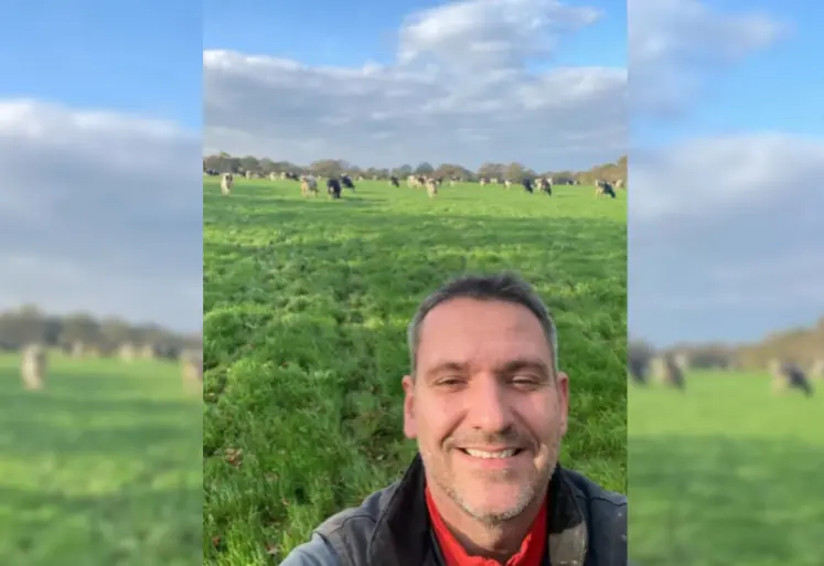 Selfie de Yohann Allain dans son champ avec ses vaches laitières.