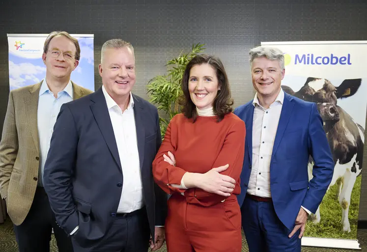 De gauche à droite: Jan Karnebeeck, CEO FrieslandCampina; Sybren Attema, Président FrieslandCampina; Betty Eekchaut, Président Milcobel et Peter Grugeon, CEO Milcobel