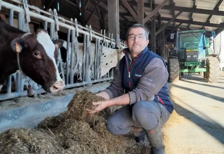 <em class="placeholder">Daniel Guignand, auprès de ces vaches laitières en stabulation</em>