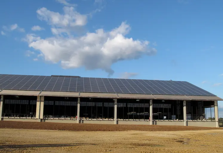 <em class="placeholder">Panneaux photovoltaïques sur le toit de la stabulation des vaches laitières de la ferme expérimentale de Inrae Lusignan. </em>