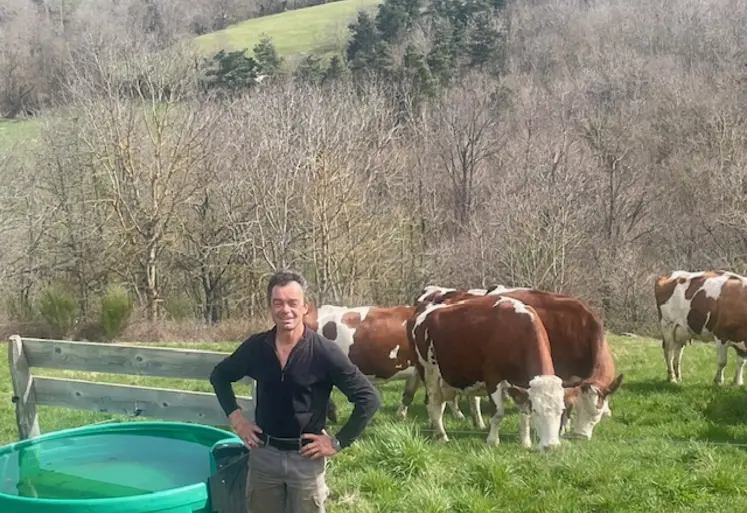 Frédéric Berthet, éleveur dans la Loire, devant un abreuvoir dans un prairie