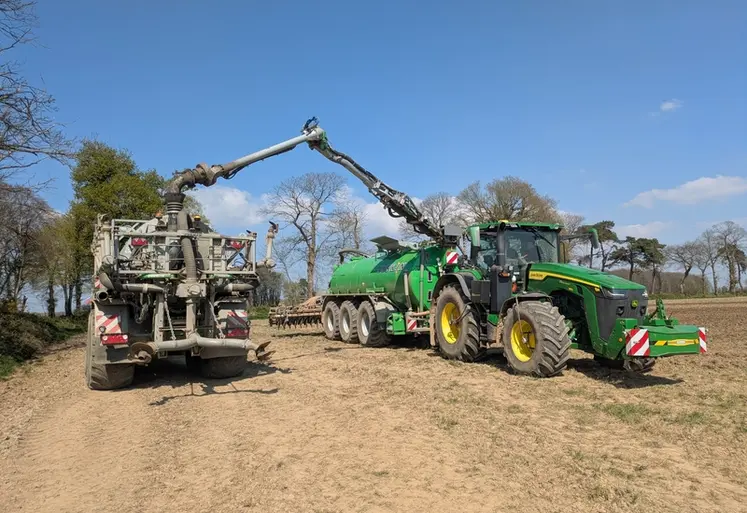 <em class="placeholder">Une tonne à lisier de 26 m3 ravitaillée en direct au champ par une tonne</em>