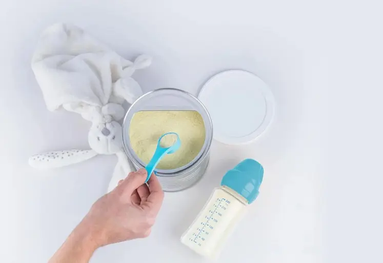 <em class="placeholder">poudre de lait infantile avec un biberon</em>