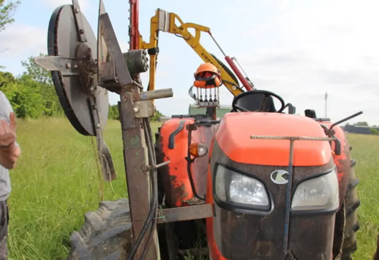 <em class="placeholder">Tracteur équipé d&#039;un bras avec un outil pour couper l&#039;herbe sous les clôtures. </em>