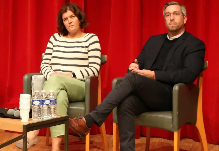 <em class="placeholder">Sophie Renouf, responsable qualité chez Isigny Sainte Mère, et Erwan Lozevis, responsable qualité chez Lactalis</em>