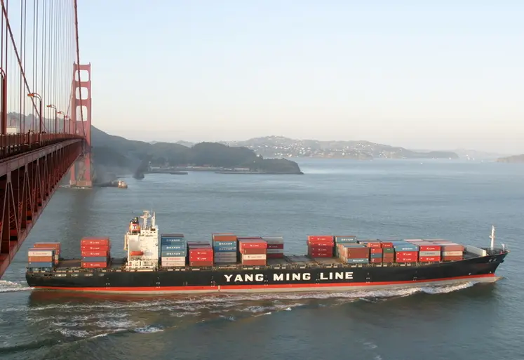 <em class="placeholder">IMG_4019 / cargot dans la baie de San Francisco en Californie, Etats-Unis.  Transport maritime.  bateau transportant des marchandises en containers.</em>