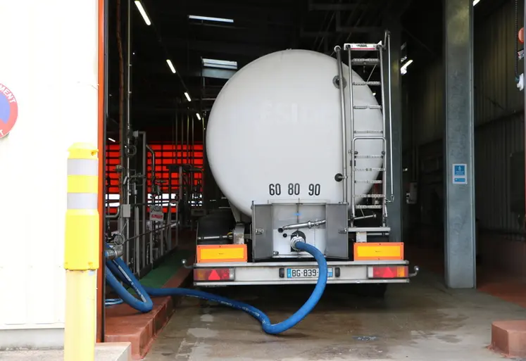 <em class="placeholder">Camion de collecte en train de dépoter, livrer, du lait de vache sur un site de Lactalis</em>